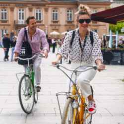 Magdalena Boczarska i Mateusz Banasiuk na rowerowej przejażdżce w Krakowie